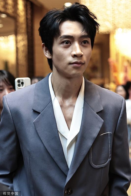 雷佳音张颂文等出发金熊猫盛典 风格迥异各具特色