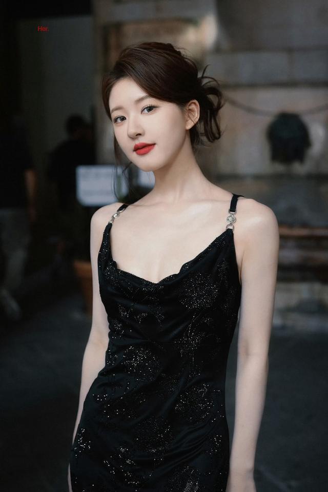 赵露思穿黑色吊带连衣裙 卷发红唇性感美艳