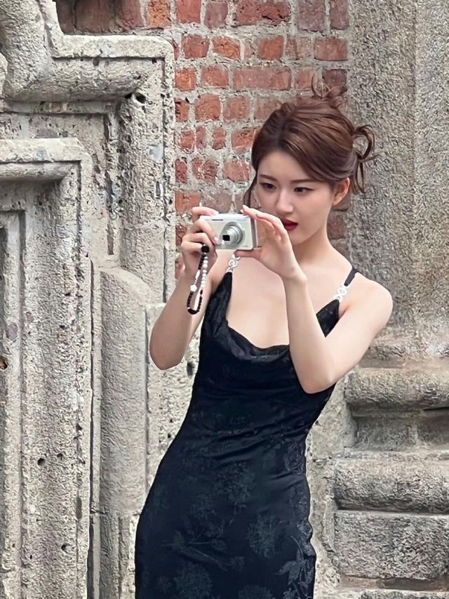 赵露思穿黑色吊带连衣裙 卷发红唇性感美艳