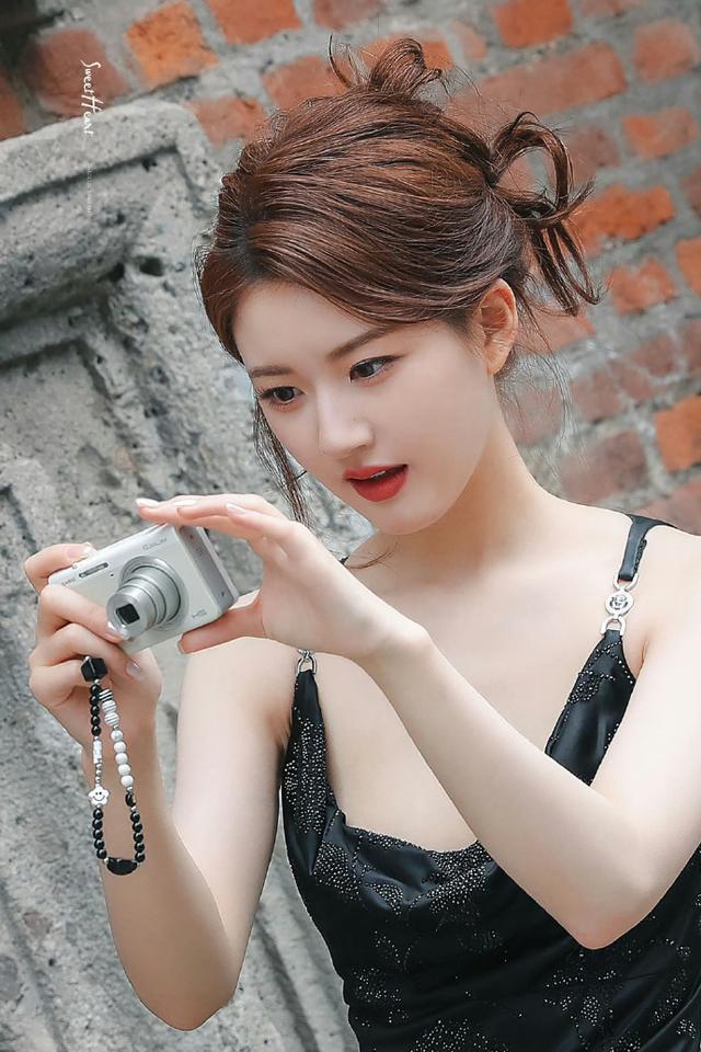 赵露思穿黑色吊带连衣裙 卷发红唇性感美艳