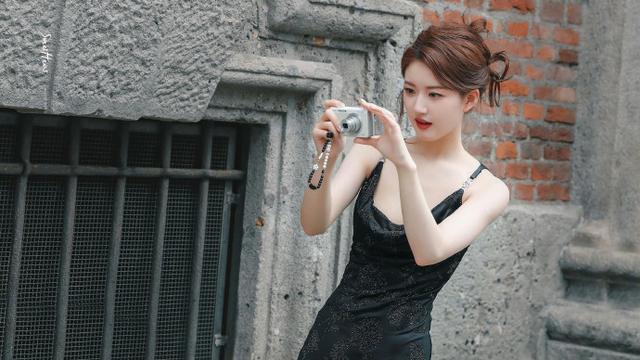 赵露思穿黑色吊带连衣裙 卷发红唇性感美艳