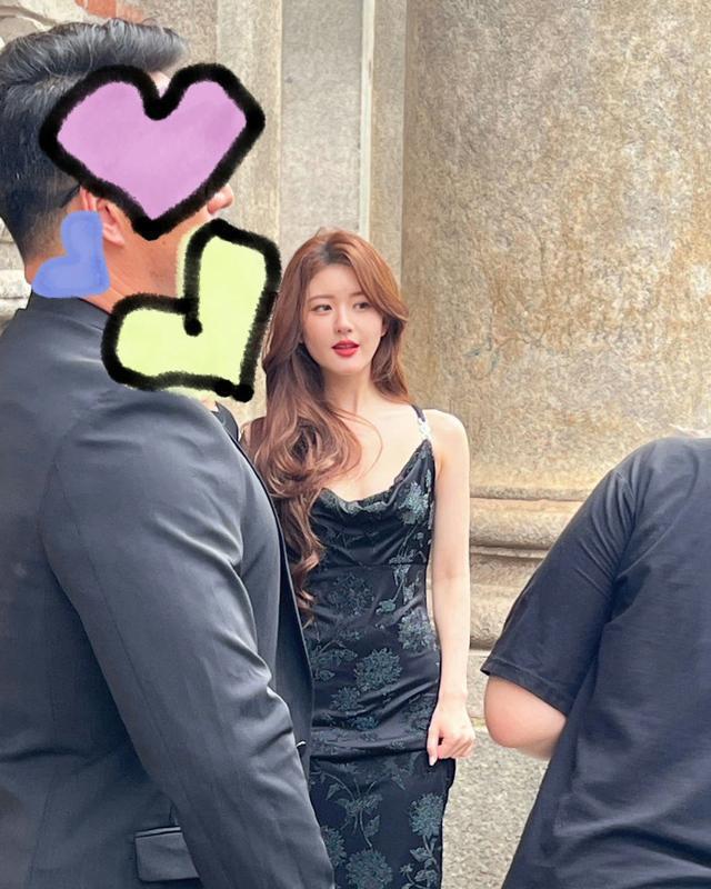 赵露思穿黑色吊带连衣裙 卷发红唇性感美艳