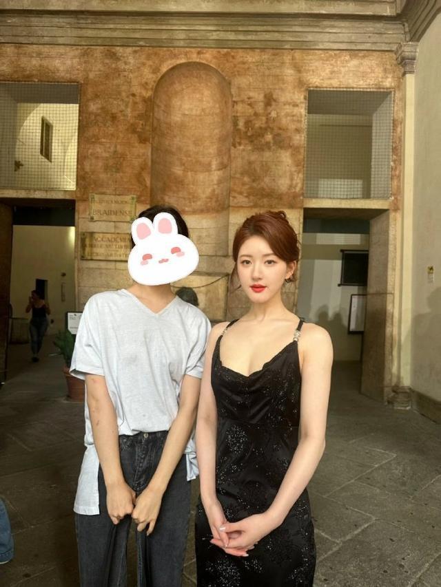 赵露思穿黑色吊带连衣裙 卷发红唇性感美艳