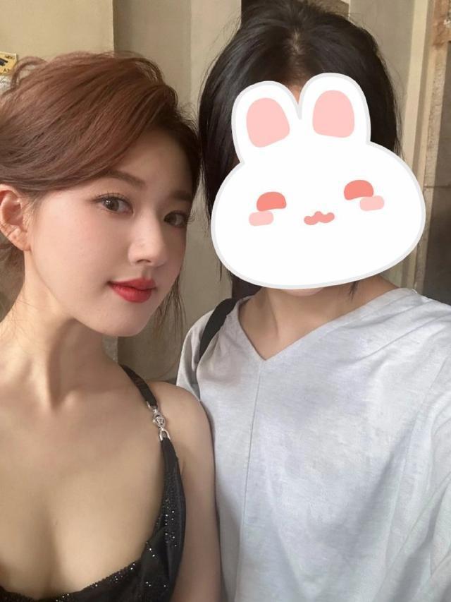 赵露思穿黑色吊带连衣裙 卷发红唇性感美艳