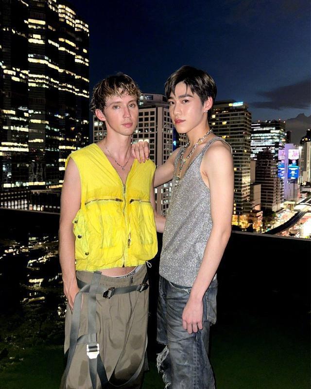 梦幻联动！PP和戳爷合作MV发布 两人同框合影充满惊喜