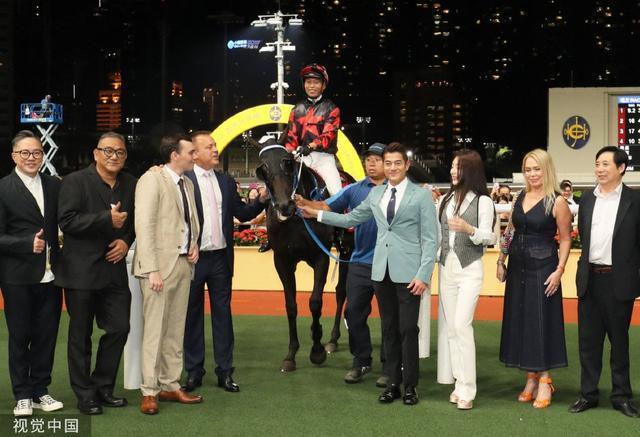 郭富城携妻子方媛现身马场 名下赛马赢得复出后首场头马