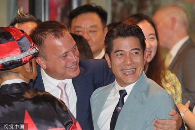 郭富城携妻子方媛现身马场 名下赛马赢得复出后首场头马