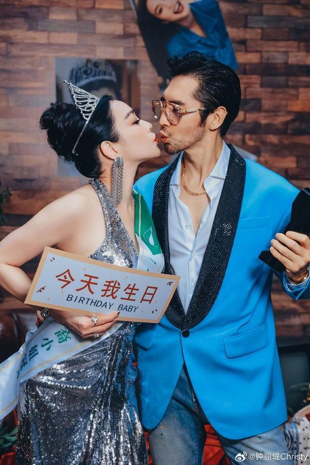钟丽缇晒53岁生日派对照 与张伦硕亲吻大秀恩爱