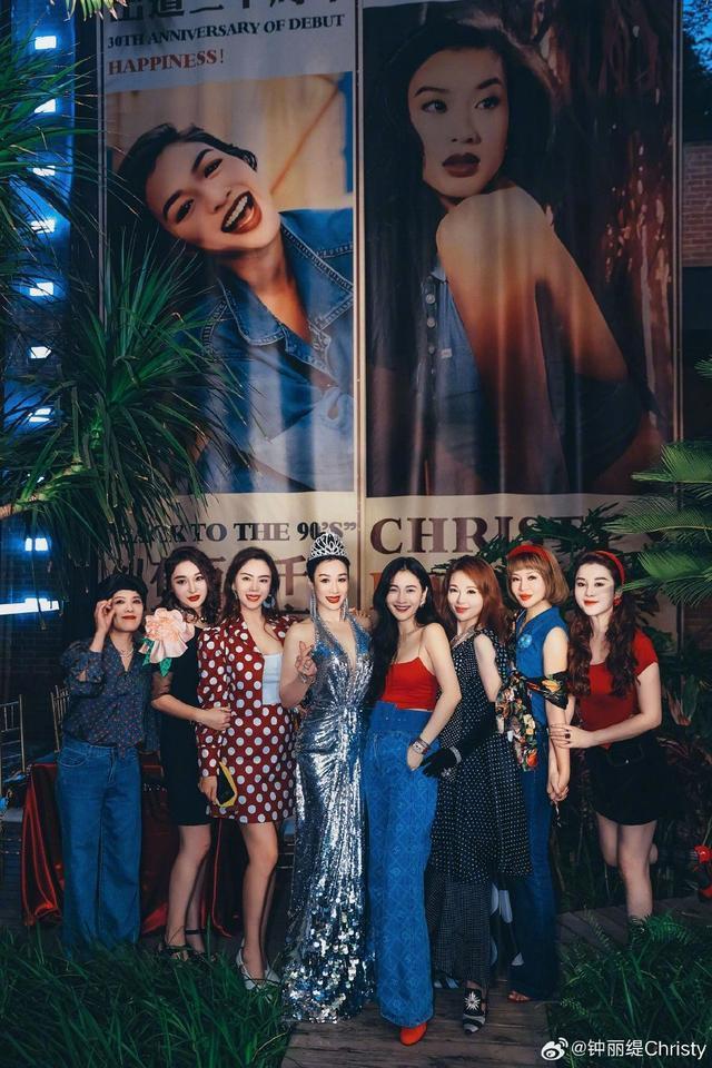 钟丽缇晒53岁生日派对照 与张伦硕亲吻大秀恩爱