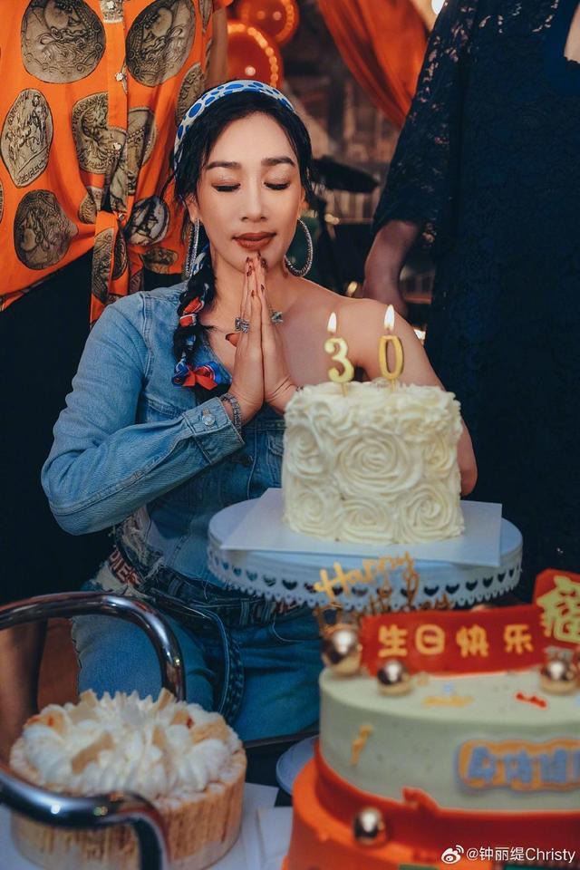 钟丽缇晒53岁生日派对照 与张伦硕亲吻大秀恩爱