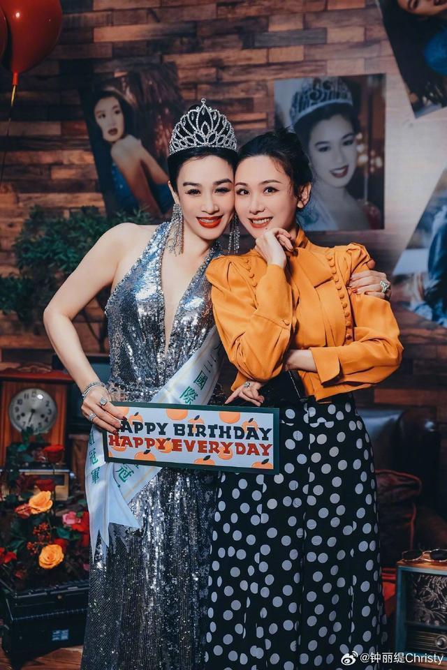 钟丽缇晒53岁生日派对照 与张伦硕亲吻大秀恩爱