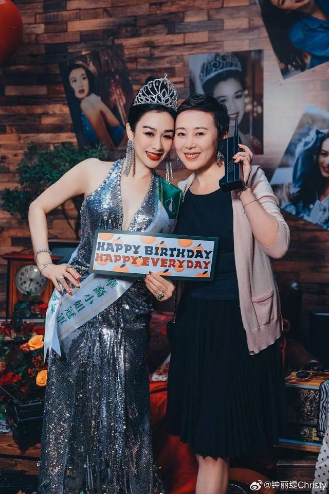 钟丽缇晒53岁生日派对照 与张伦硕亲吻大秀恩爱