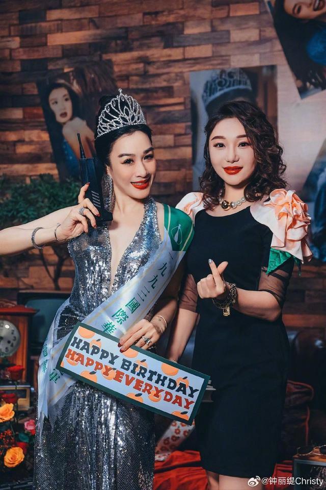 钟丽缇晒53岁生日派对照 与张伦硕亲吻大秀恩爱