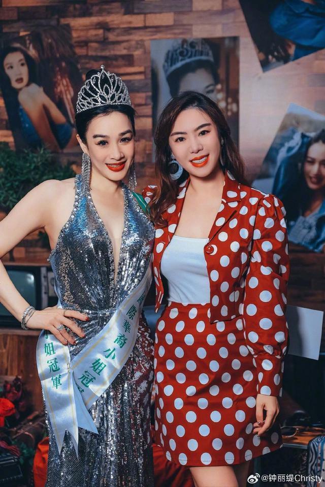 钟丽缇晒53岁生日派对照 与张伦硕亲吻大秀恩爱
