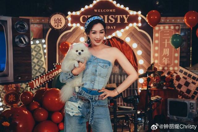 钟丽缇晒53岁生日派对照 与张伦硕亲吻大秀恩爱