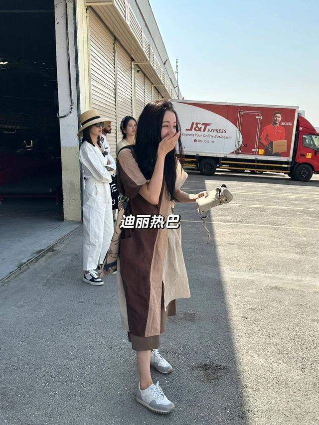 迪丽热巴《花少5》路透 与路人合照清丽明媚迷人依旧