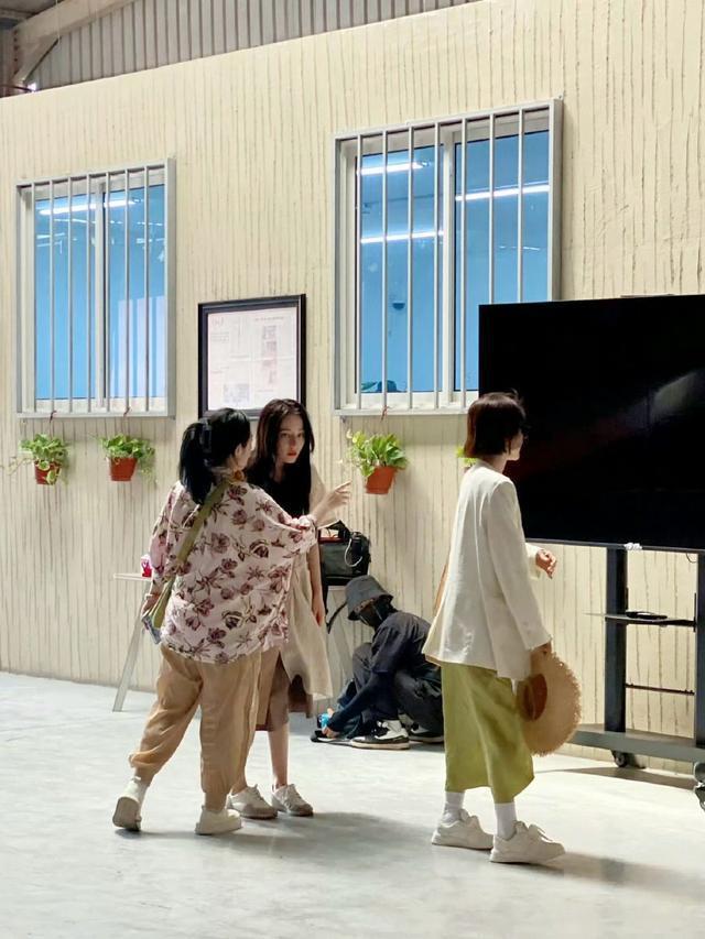 迪丽热巴《花少5》路透 与路人合照清丽明媚迷人依旧