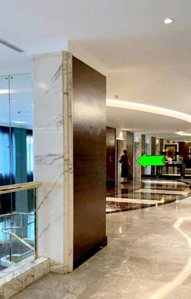 50岁董卿独自出门被偶遇！拒绝合影态度冷淡