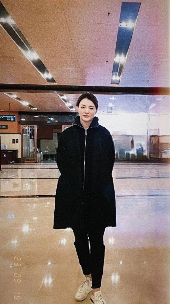 50岁董卿独自出门被偶遇！拒绝合影态度冷淡