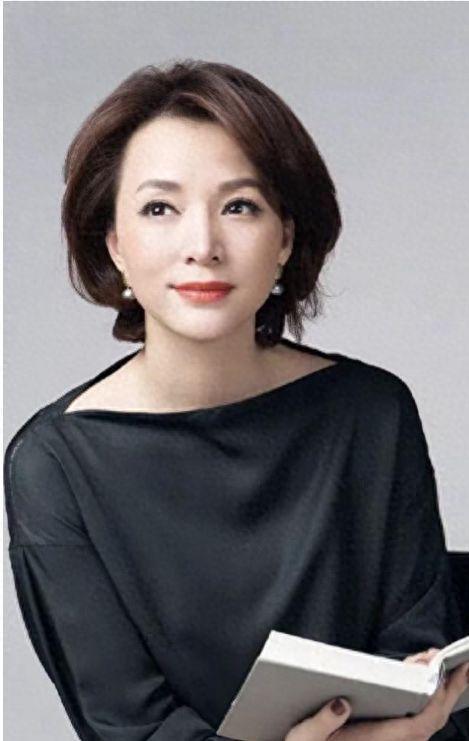 50岁董卿独自出门被偶遇！拒绝合影态度冷淡