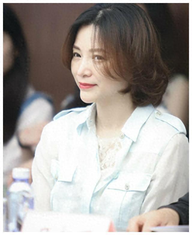 50岁董卿独自出门被偶遇！拒绝合影态度冷淡