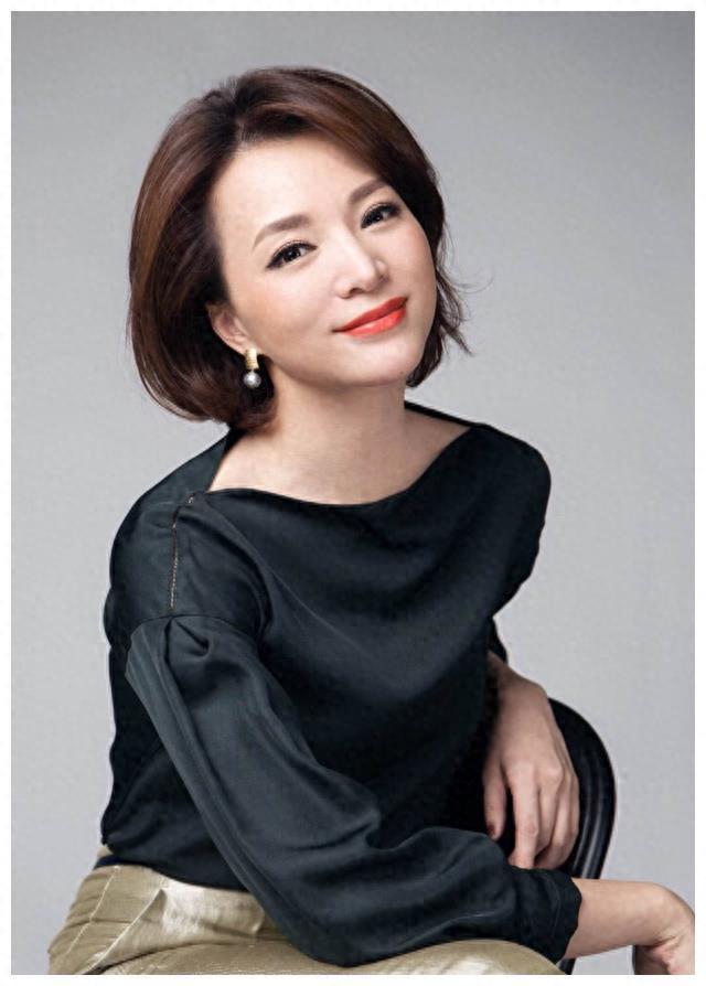 50岁董卿独自出门被偶遇！拒绝合影态度冷淡