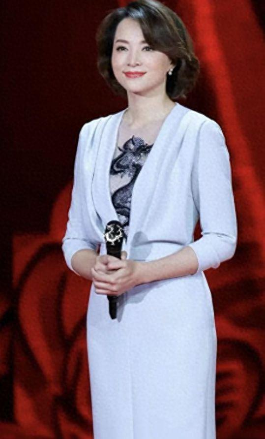 50岁董卿独自出门被偶遇！拒绝合影态度冷淡