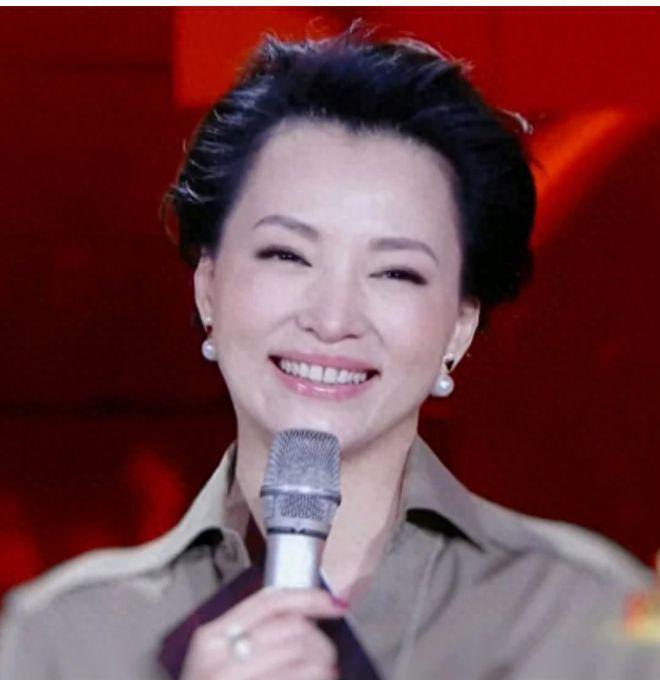 50岁董卿独自出门被偶遇！拒绝合影态度冷淡