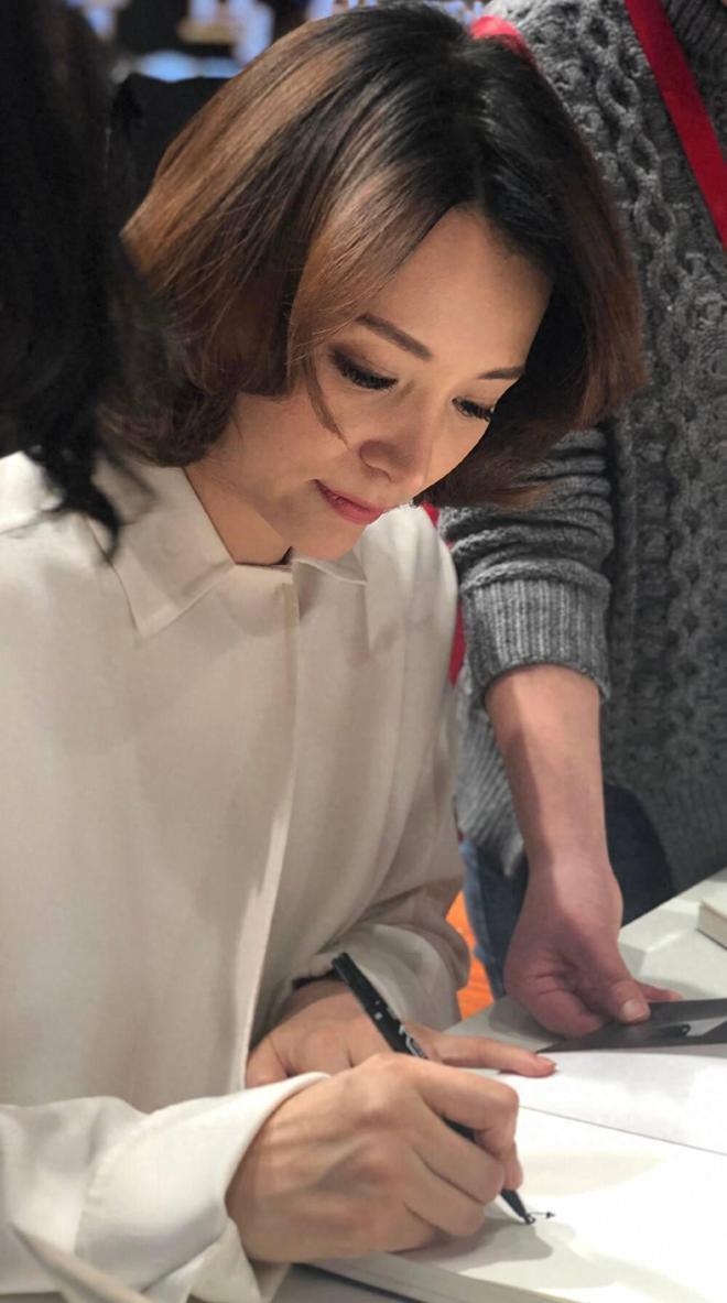 50岁董卿独自出门被偶遇！拒绝合影态度冷淡