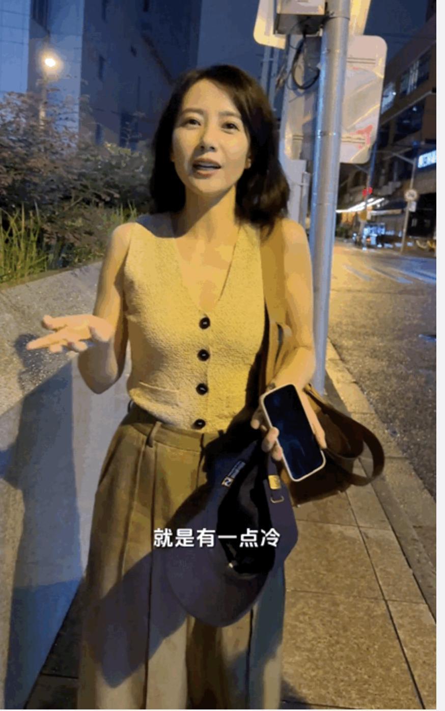 44岁高圆圆现状：人民广场小店吃包子，看着像25岁