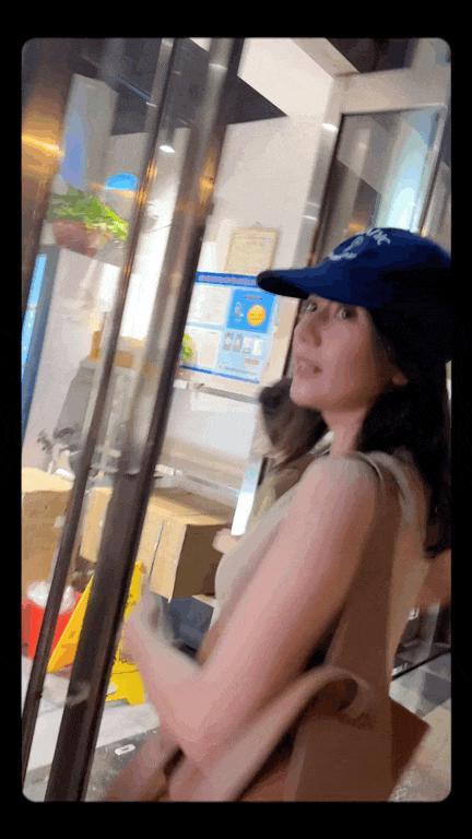 44岁高圆圆现状：人民广场小店吃包子，看着像25岁