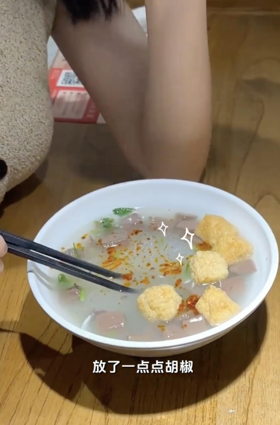 44岁高圆圆现状：人民广场小店吃包子，看着像25岁