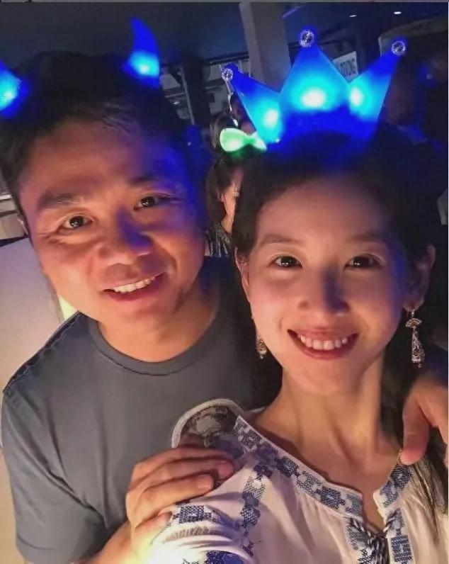 49岁刘强东带章泽天日本度假 疑买上亿豪宅送老婆