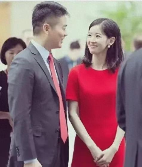 49岁刘强东带章泽天日本度假 疑买上亿豪宅送老婆
