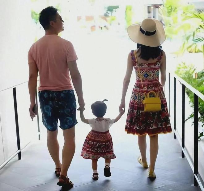49岁刘强东带章泽天日本度假 疑买上亿豪宅送老婆
