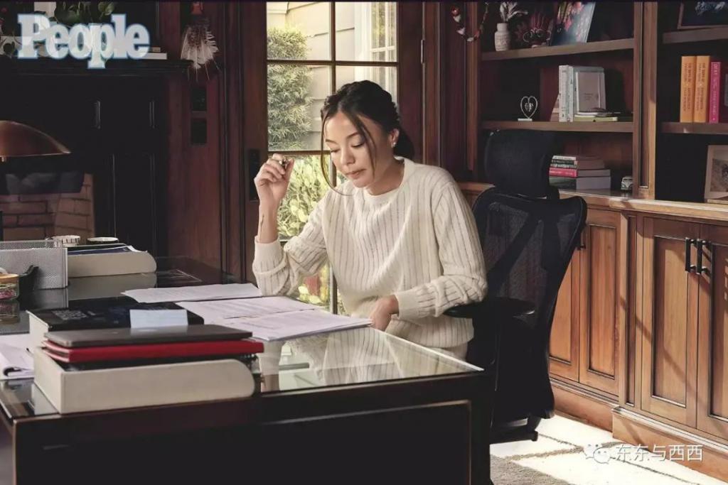 华裔妻子与犹太超豪离婚，还传出轨首富，她被骂“捞女”冤不冤？