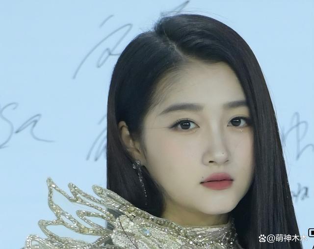 关晓彤红毯生图惹吐槽，身材臃肿，纤长美腿优势也丢了