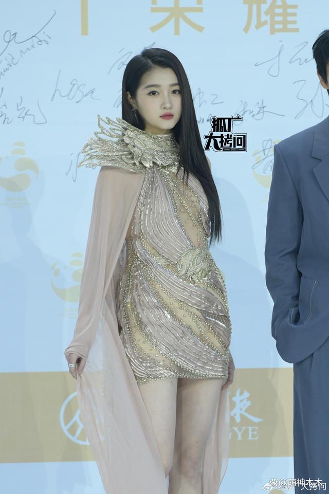 关晓彤红毯生图惹吐槽，身材臃肿，纤长美腿优势也丢了