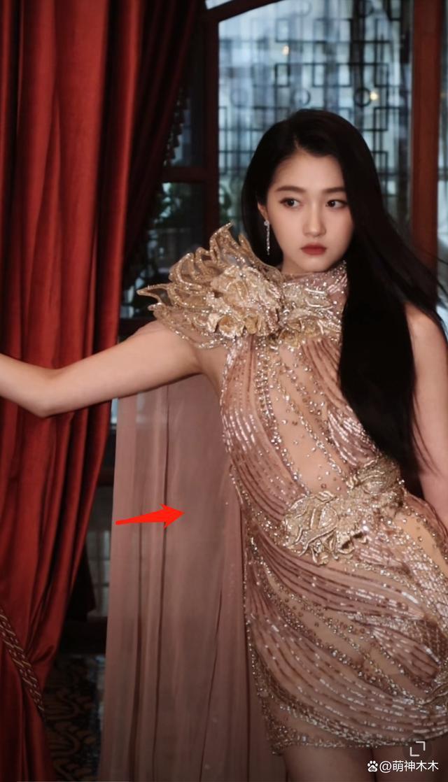 关晓彤红毯生图惹吐槽，身材臃肿，纤长美腿优势也丢了