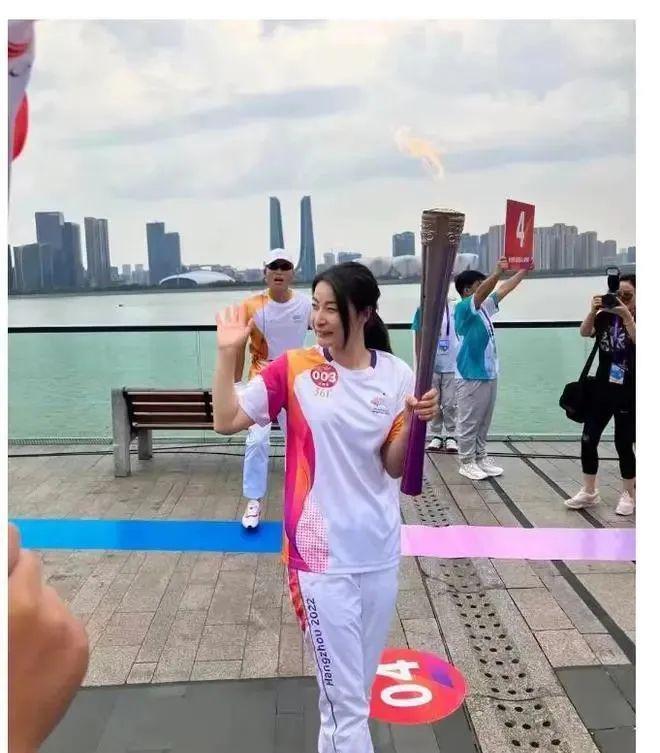 郭晶晶又上热搜！素颜出席杭州亚运会，打了多少明星的脸？