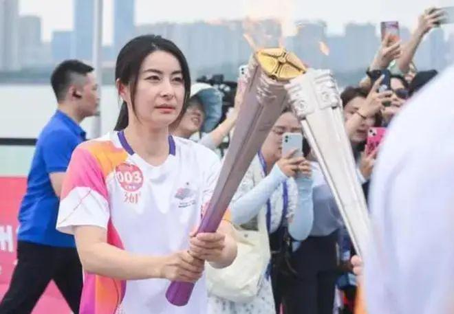 郭晶晶又上热搜！素颜出席杭州亚运会，打了多少明星的脸？