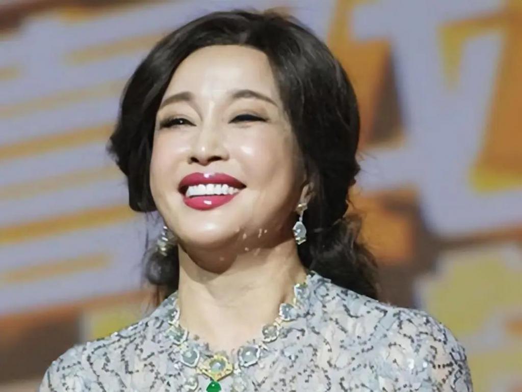 郭晶晶又上热搜！素颜出席杭州亚运会，打了多少明星的脸？