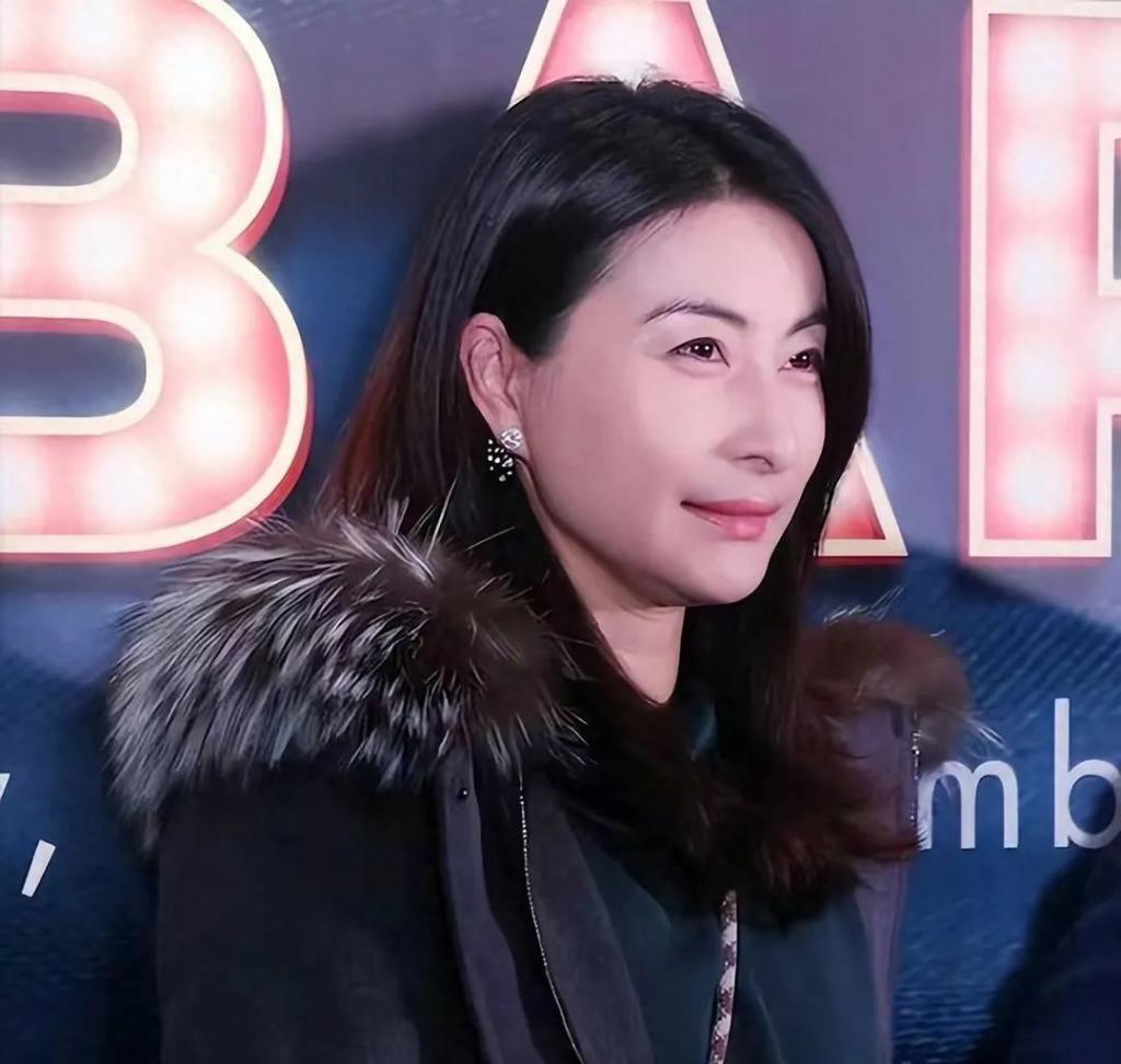 郭晶晶又上热搜！素颜出席杭州亚运会，打了多少明星的脸？