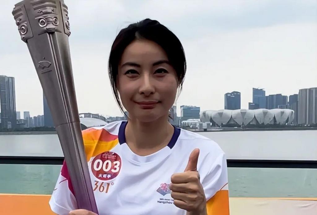 郭晶晶又上热搜！素颜出席杭州亚运会，打了多少明星的脸？