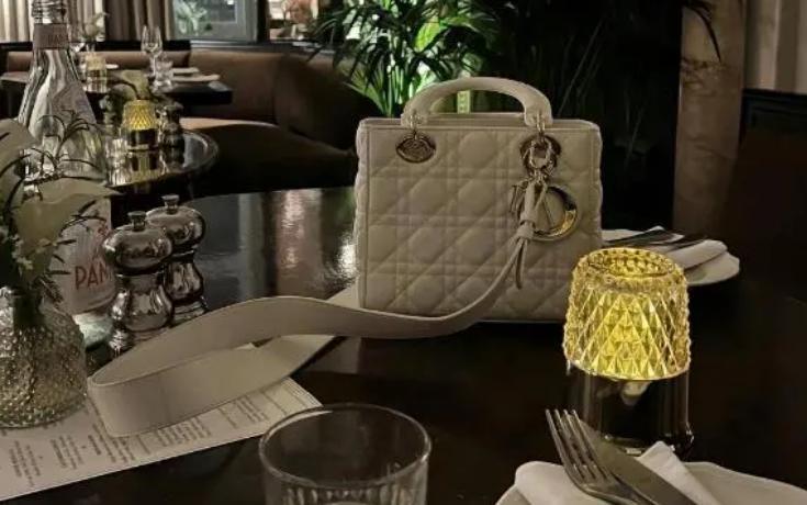 很多的爱和很多的钱？羡慕已经说倦了……