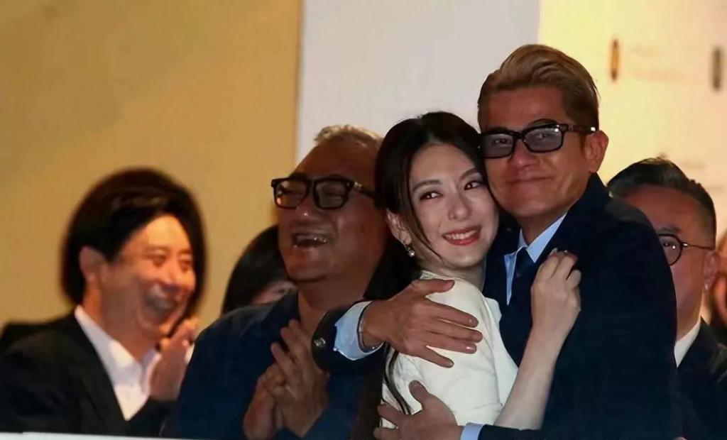 郭富城赛马获百万奖金！激动拥抱老婆，方媛局促岳父笑开花