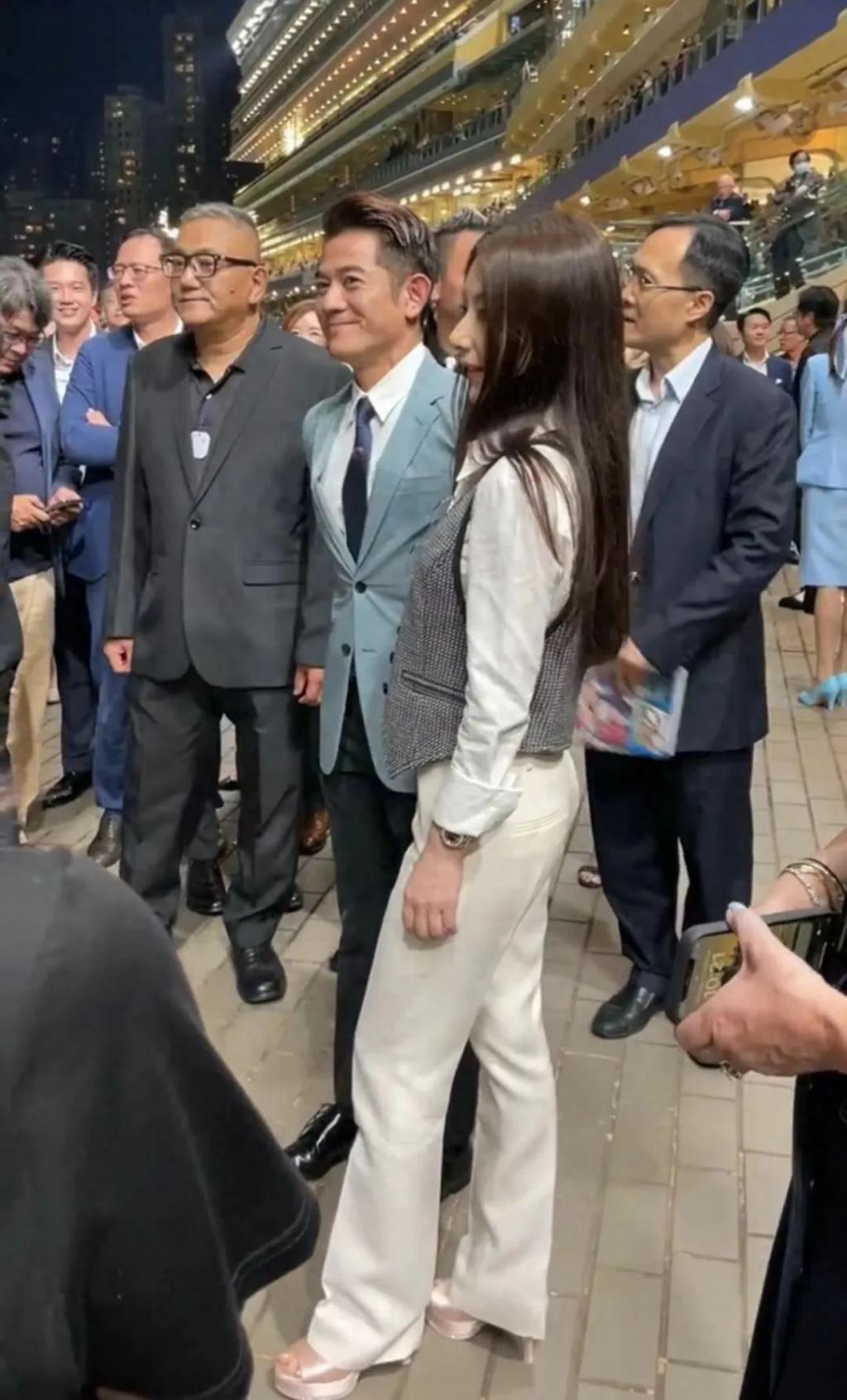 郭富城赛马获百万奖金！激动拥抱老婆，方媛局促岳父笑开花