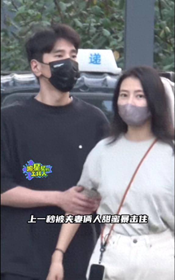 高圆圆赵又廷合体接娃！女儿紧抓爸爸手不放，活泼可爱颜值高