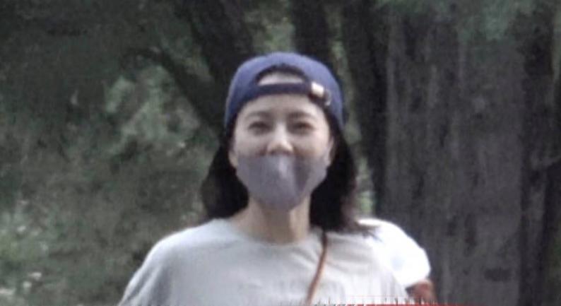 高圆圆赵又廷合体接娃！女儿紧抓爸爸手不放，活泼可爱颜值高