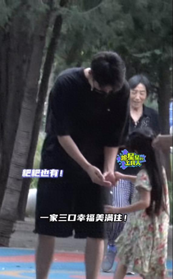高圆圆赵又廷合体接娃！女儿紧抓爸爸手不放，活泼可爱颜值高